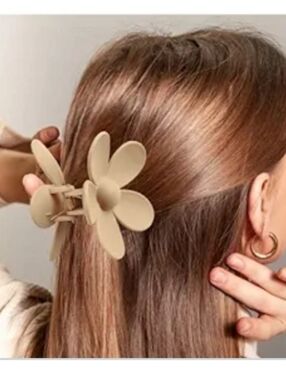 3 FOR $15  💕 Strong Hold Claw Clip Fashionable Hair Accessories